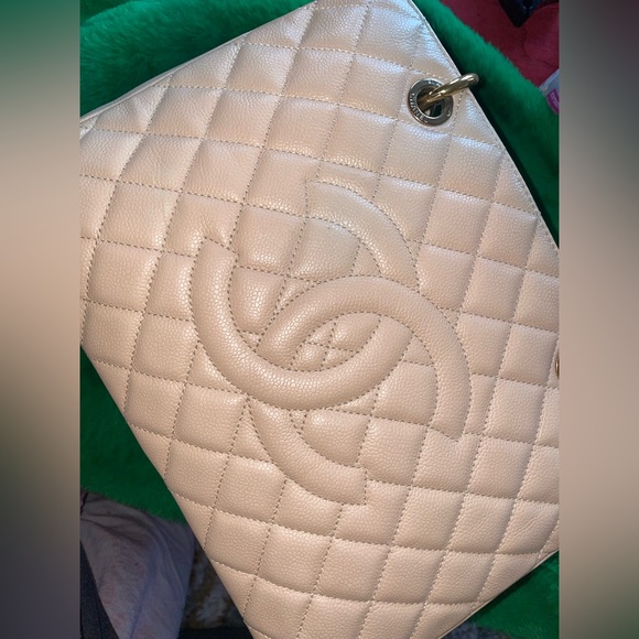 CHANEL Caviar GST (Beige) - Picture 4 of 17